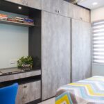 Armadio piccolo con soluzioni creative per ottimizzare lo spazio e organizzare vestiti e accessori.