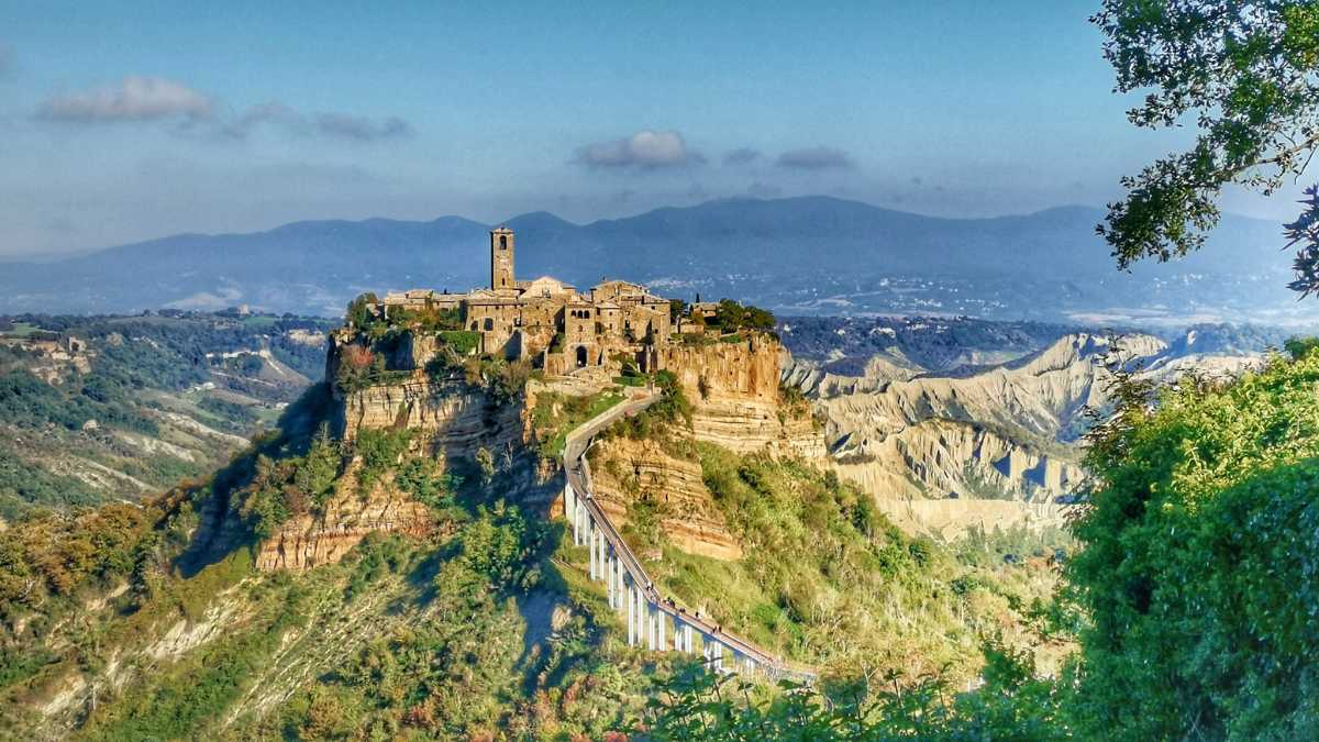 Borghi fantasma in Italia, paesaggi suggestivi e architetture abbandonate da esplorare.