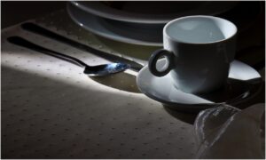 Come togliere le macchie di caffè dalla tovaglia: il trucco della nonna