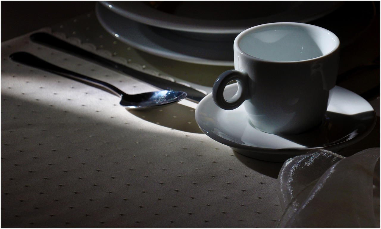 Tovaglia con macchie di caffè e rimedi della nonna per rimuoverle.