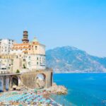 Panorama di una spiaggia italiana al tramonto, ideale per una vacanza a settembre.