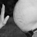 Gonfiore addominale dopo i pasti, illustrazione che evidenzia le possibili cause e spiegazioni mediche.