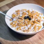 Cereali integrali in una ciotola, simbolo di alimentazione sana per il controllo della glicemia.