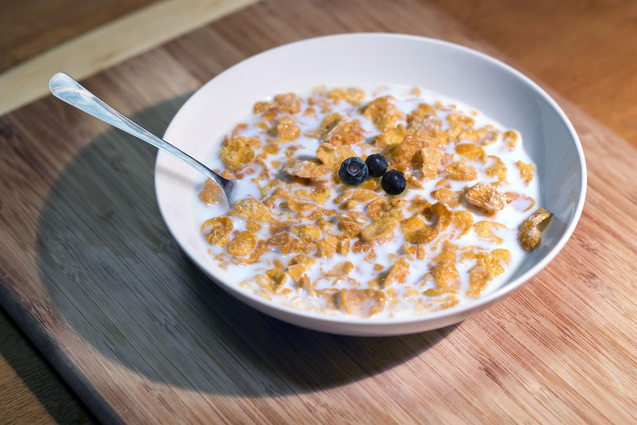 Cereali integrali in una ciotola, simbolo di alimentazione sana per il controllo della glicemia.