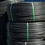 Impianto di irrigazione a goccia fai da te con tubi e gocce su un giardino.