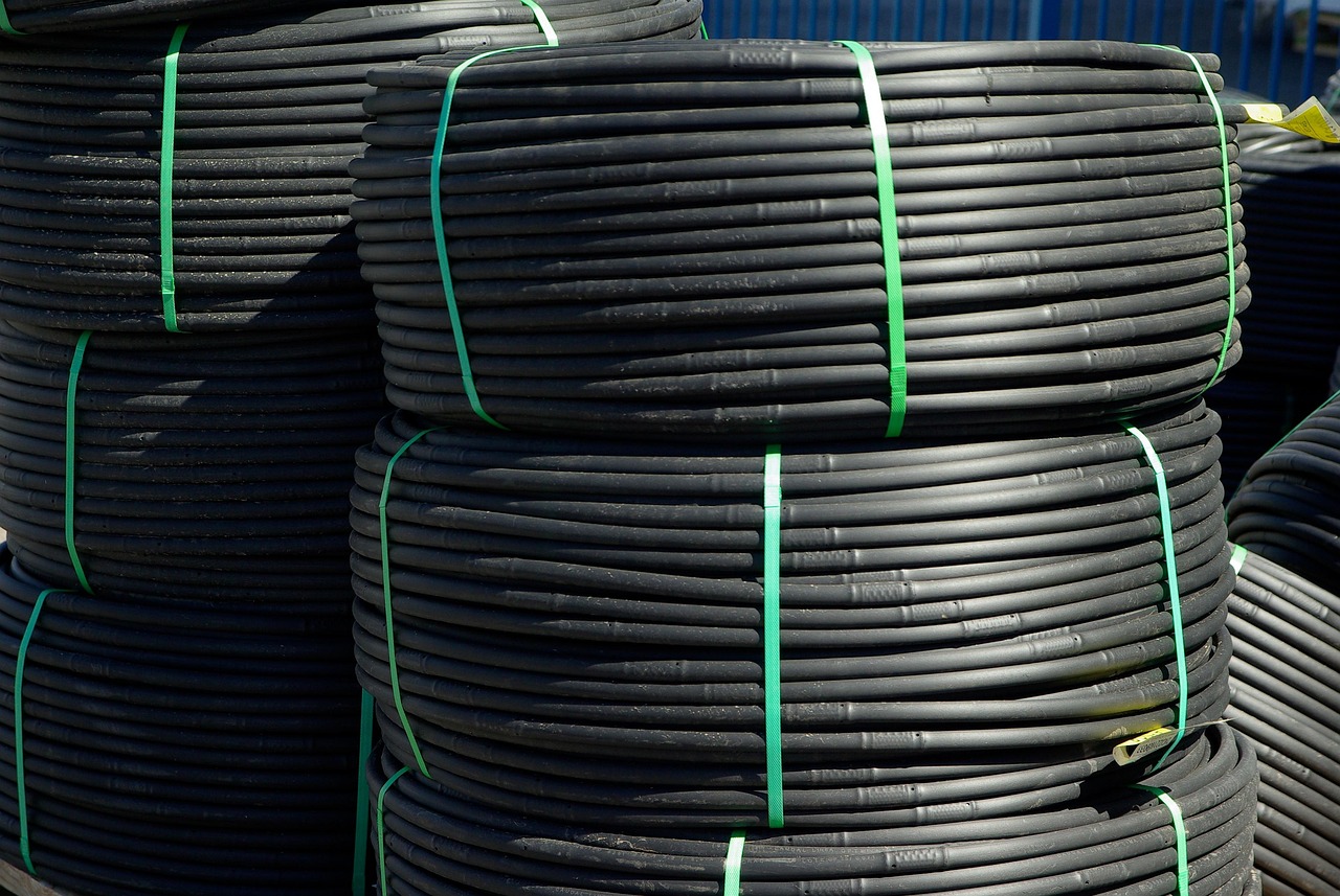 Impianto di irrigazione a goccia fai da te con tubi e gocce su un giardino.