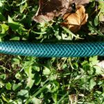 Immagine di un sistema di irrigazione a goccia fai da te con tubi e raccordi pronti per l'installazione.